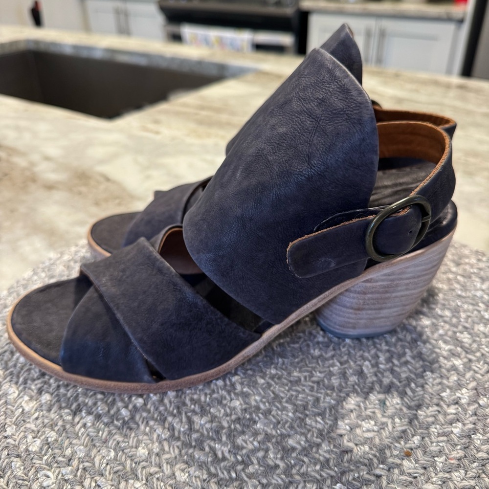P. Monjo Navy Leather Chunky Heel Sandals - Women’s 39
